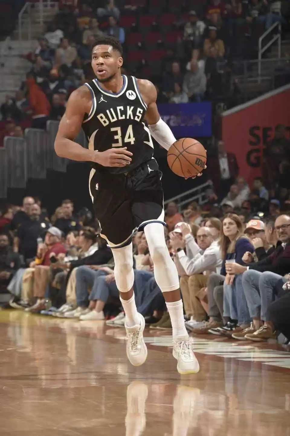 字母哥伤退雄鹿遭骑士逆转双杀米切尔37+5+7主导翻盘北京时间11月18日，