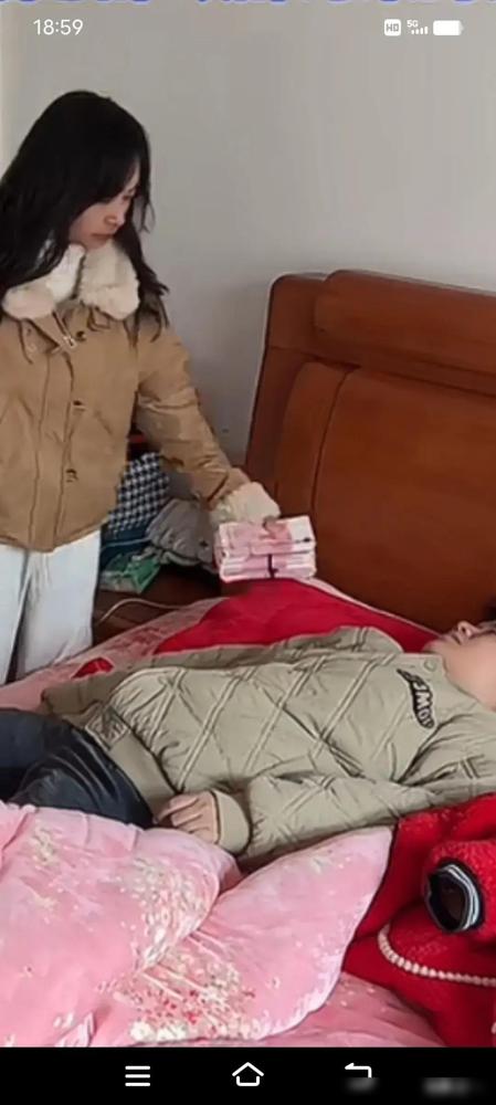 安徽阜阳颍泉区，一个远嫁的女人在深夜把五万元用橡皮筋扎好，放在丈夫床头，男人酒气