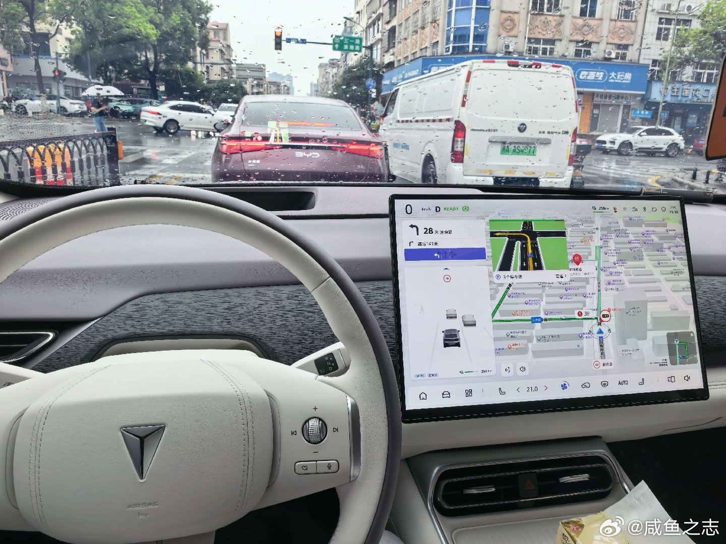 提车之后每次开车出门，都会被深蓝S05的外观和内饰颜值打动，这也是我当初一眼相中它的重要原因。外观是