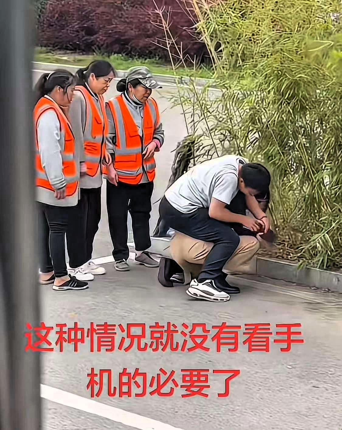 造孽呀，夫妻在车上正开着车，瞥到妻子手机来电，就想看一眼妻子手机，这个提议让妻子