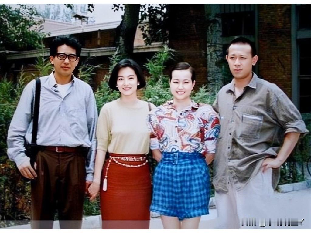 1990年，秦汉、林青霞与刘晓庆、姜文相聚在一起留下的美好瞬间。当时秦汉44岁，