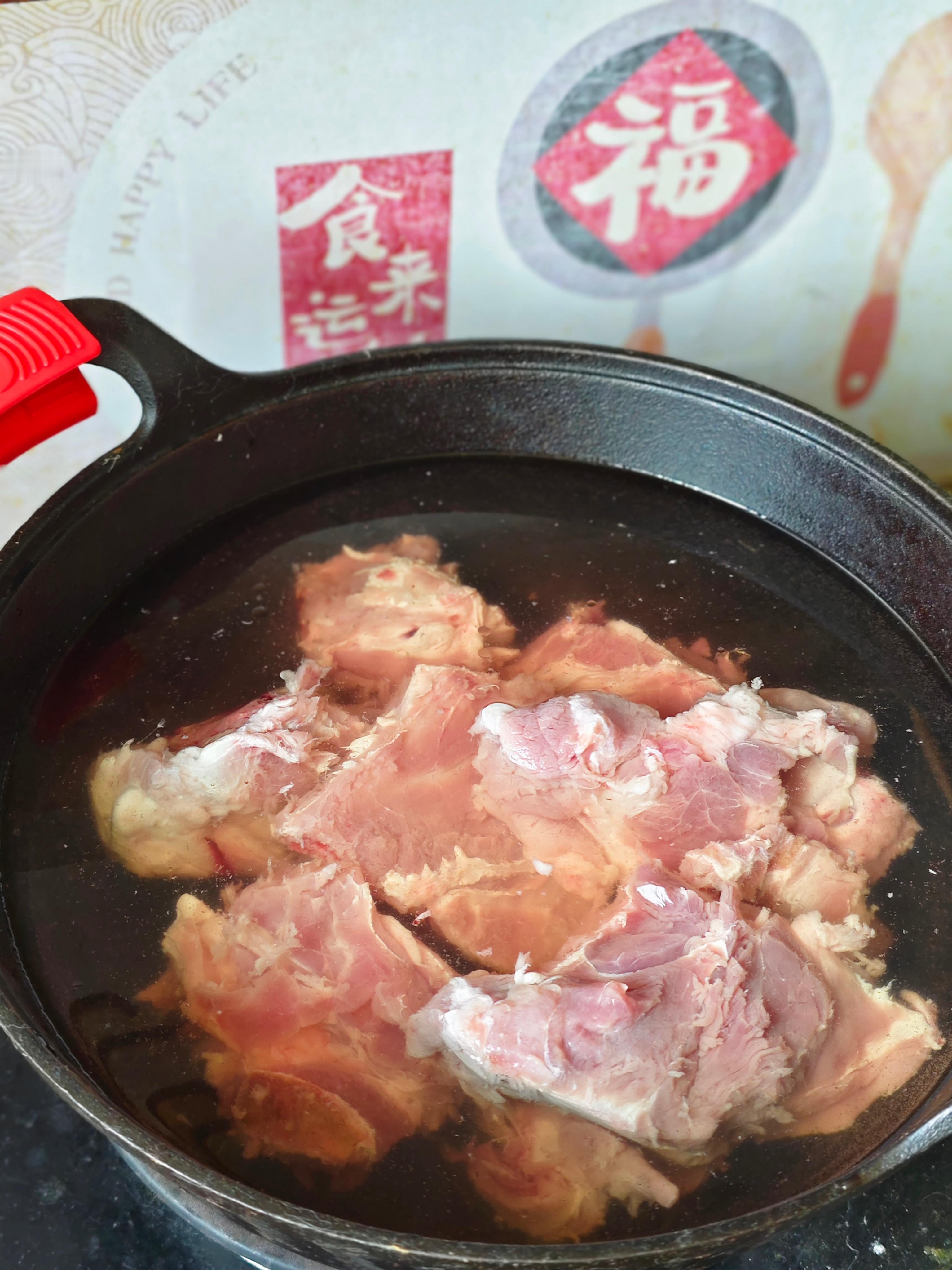 今天午饭是自己酱大骨！我爱吃肉，之前喜欢去下馆子吃东北酱大骨，感觉肉不多还小贵。