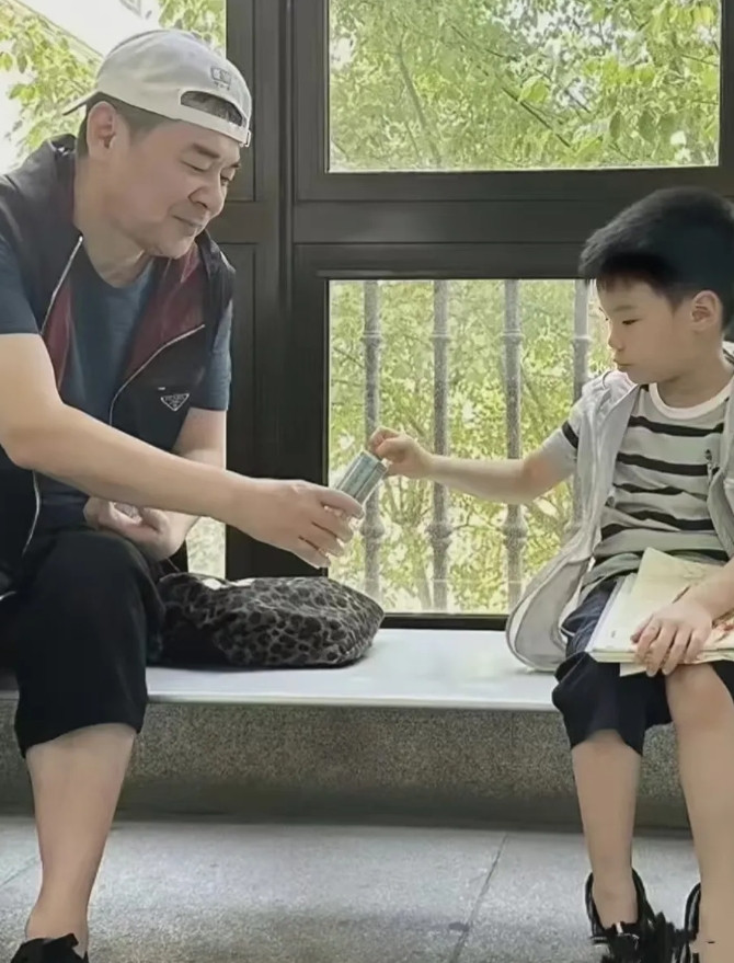 陈建斌的2个儿子现状，大儿子：陈谱，18岁。长得比较像陈建斌，完全避开蒋勤勤的