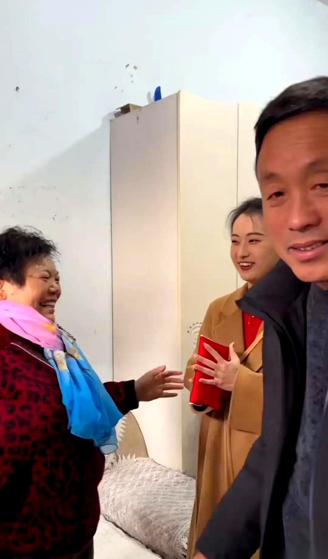 大半夜刷到一个直播回放，气得我心口堵得慌。一个叫宁宁的网红，对着镜头，一杯奶茶