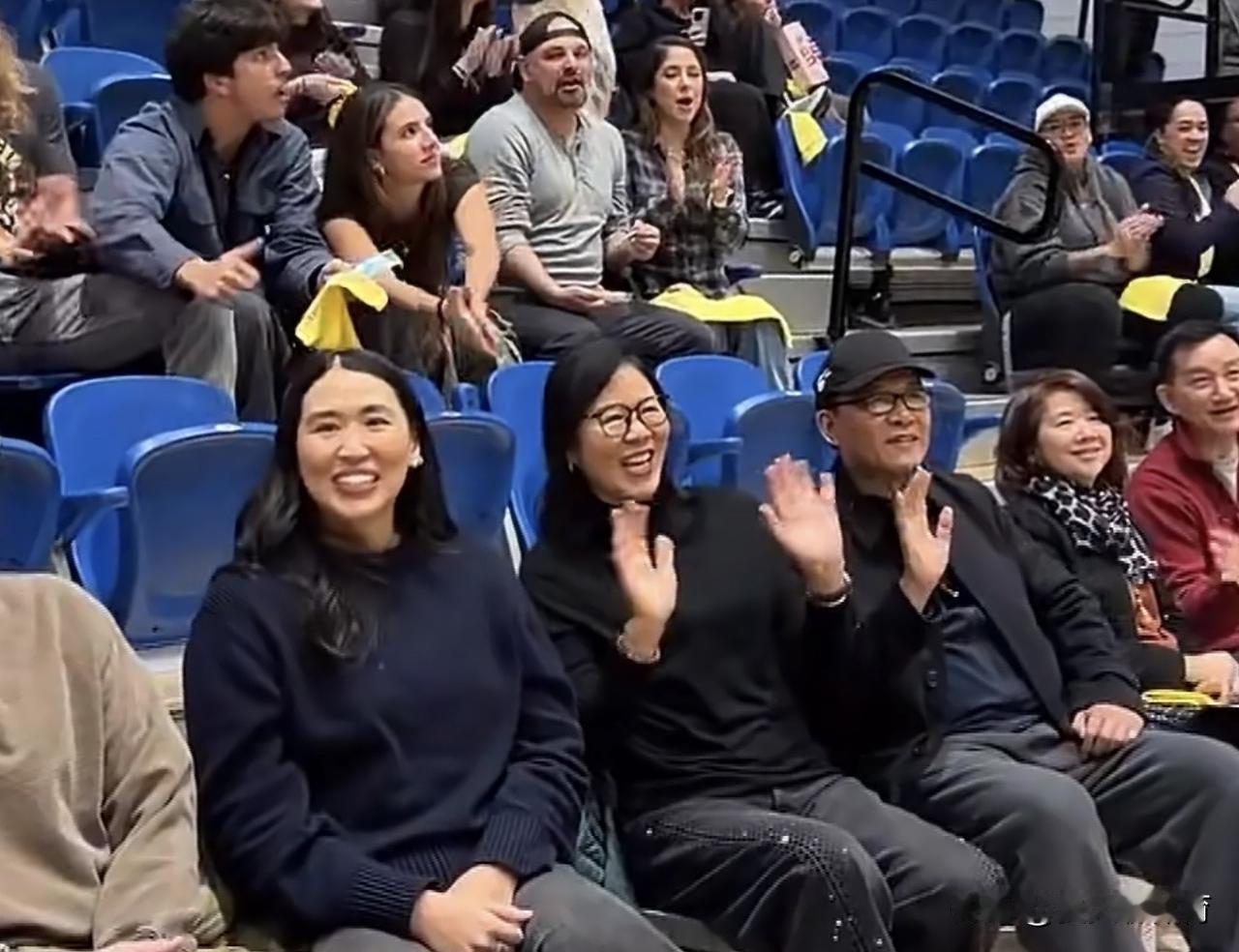 师徒情深[哭哭][哭哭]郎平教练携全家一起去看爱徒龚翔宇的比赛！小宇可真幸福，郎