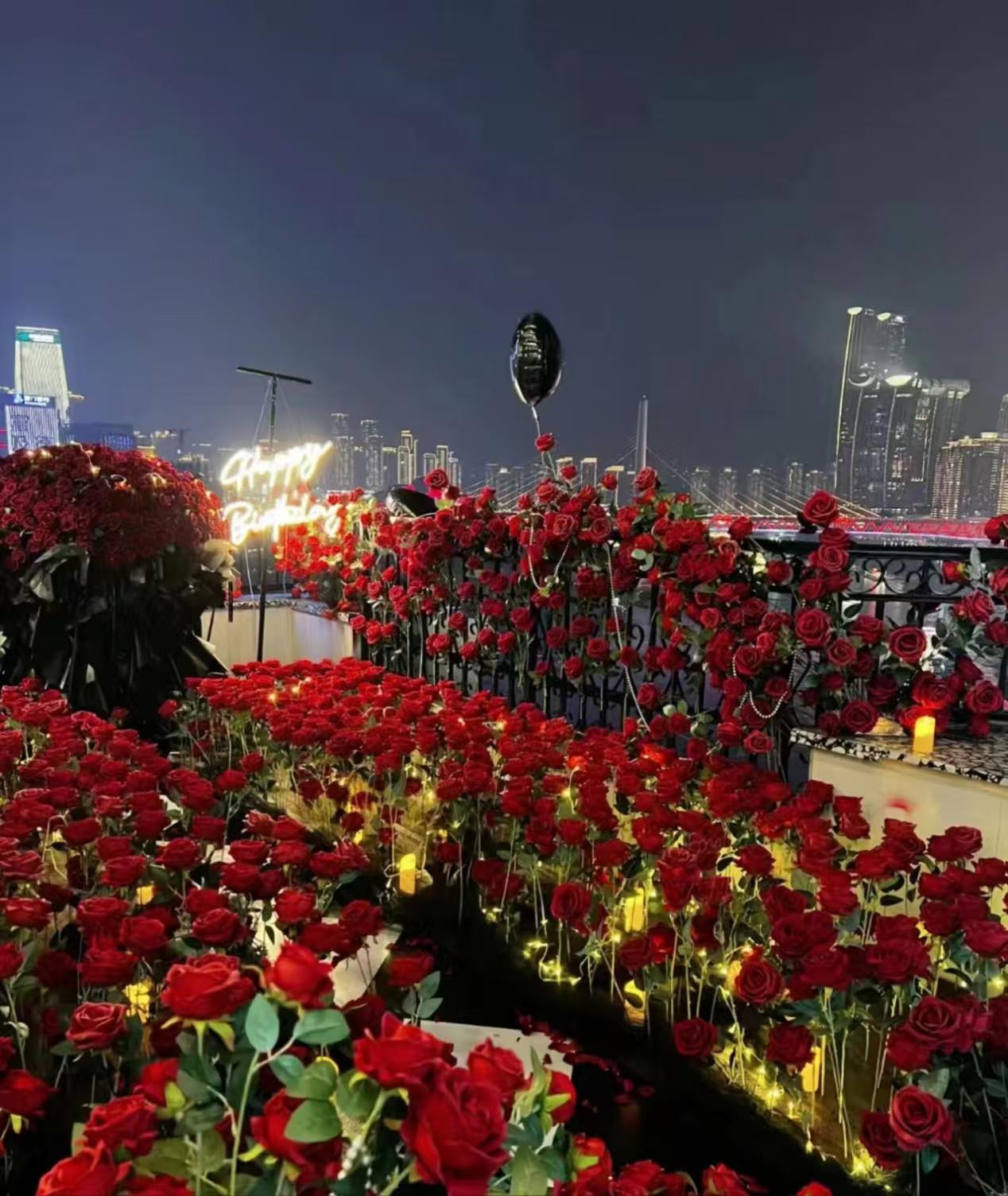 今年520，三个反常现象，折射了新的消费变化！黄金店排起了长队，钻石柜台却冷