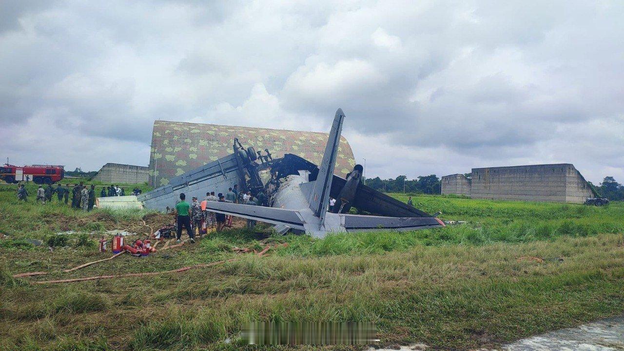 印度空军又摔了一架安-32运输机，机上6人，其中5人死亡，只有副驾驶重伤在医治。