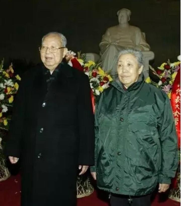 卸下工作重担后，华国锋选择深居简出，过着低调简朴的生活，平日闭门谢客，只愿意接待