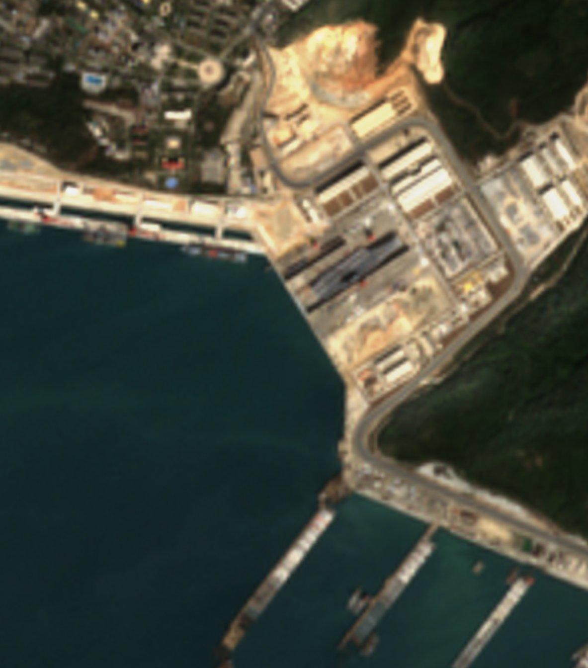 山东舰入坞了，可能是适应性改装，比如让歼-35正常上舰。再加上之前辽宁舰甲板曾出