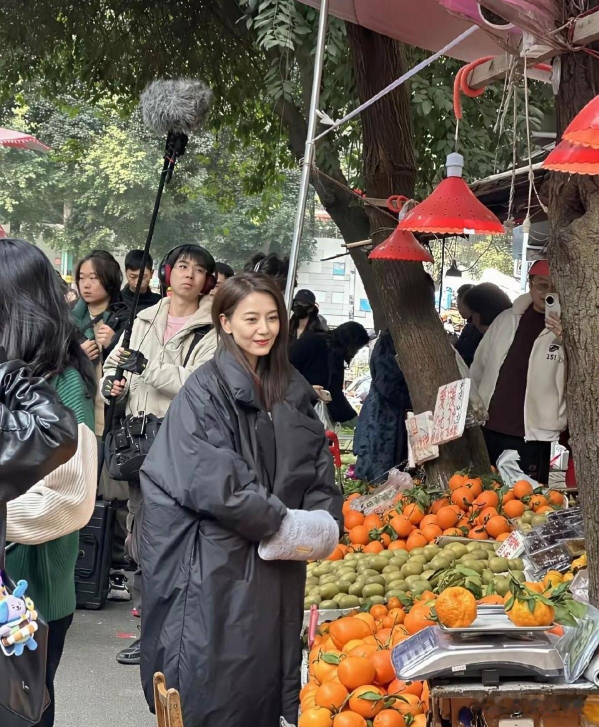 原生镜头下的高圆圆也老了！皮肤发黄又松弛，法令纹和嘴角纹都很明显​