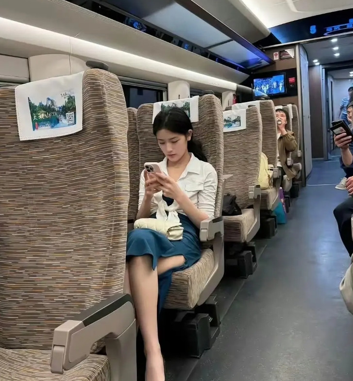 这是在高铁上看见过最漂亮的女生了！