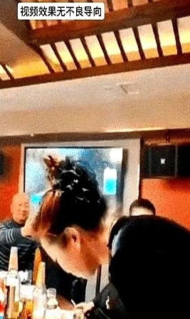 三秒寂静后，酒杯落桌，男性傲慢碎成玻璃渣。那位用下巴夹杯的女人，先让全场