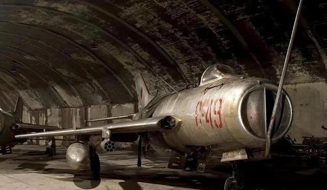 1979年，赞比亚从中国买了12架歼6战机，在交易当天，赞比亚竟然赖账，只交付了