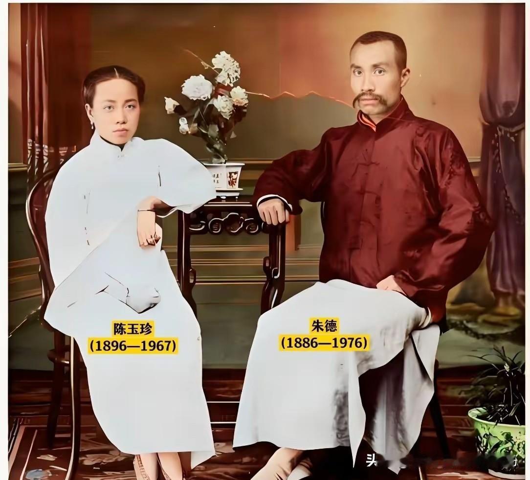 🍁1917年，朱德与第三任妻子陈玉珍在泸州的新婚照，31岁的朱德蓄着八字胡，目