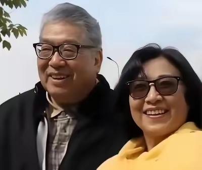 李连杰的旧爱，这不比现任利智强太多了吗？利智也就仗着自己长得稍微漂亮一点，而且李