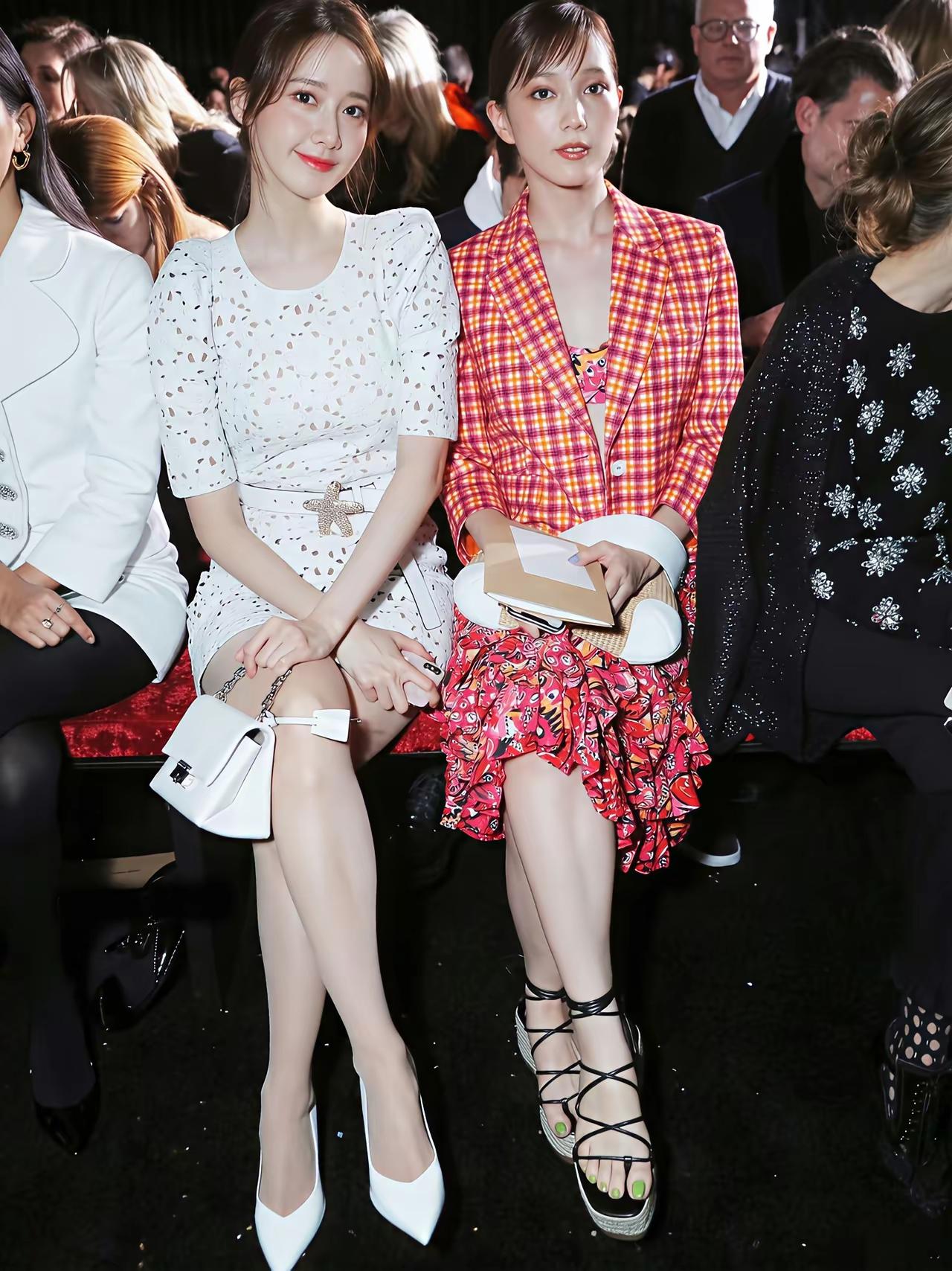 穿白衣服的是我最喜欢的韩国女明星，但是我却忘了她叫什么名字？