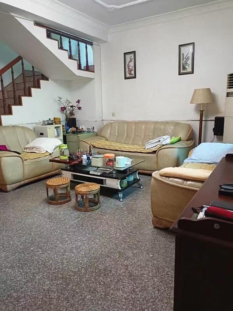 一对夫妻正在闹离婚时，婆婆突然去世了，留下近百万的遗产和一套房子。妻子想着还