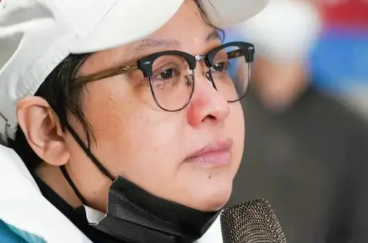 咱们不是公众人物，所以对那种被舆论裹挟在漩涡中央没什么深刻感受。但最近的韩红，肯