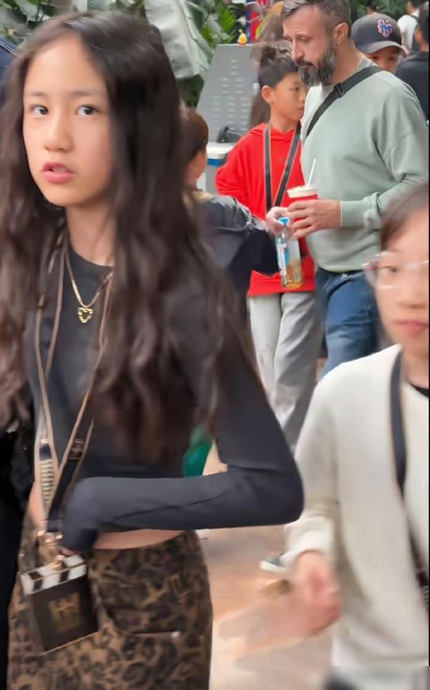 别再蠢了，你以为这又是一场关于“穿衣自由”的辩论？我告诉你，黄磊家的两个女儿