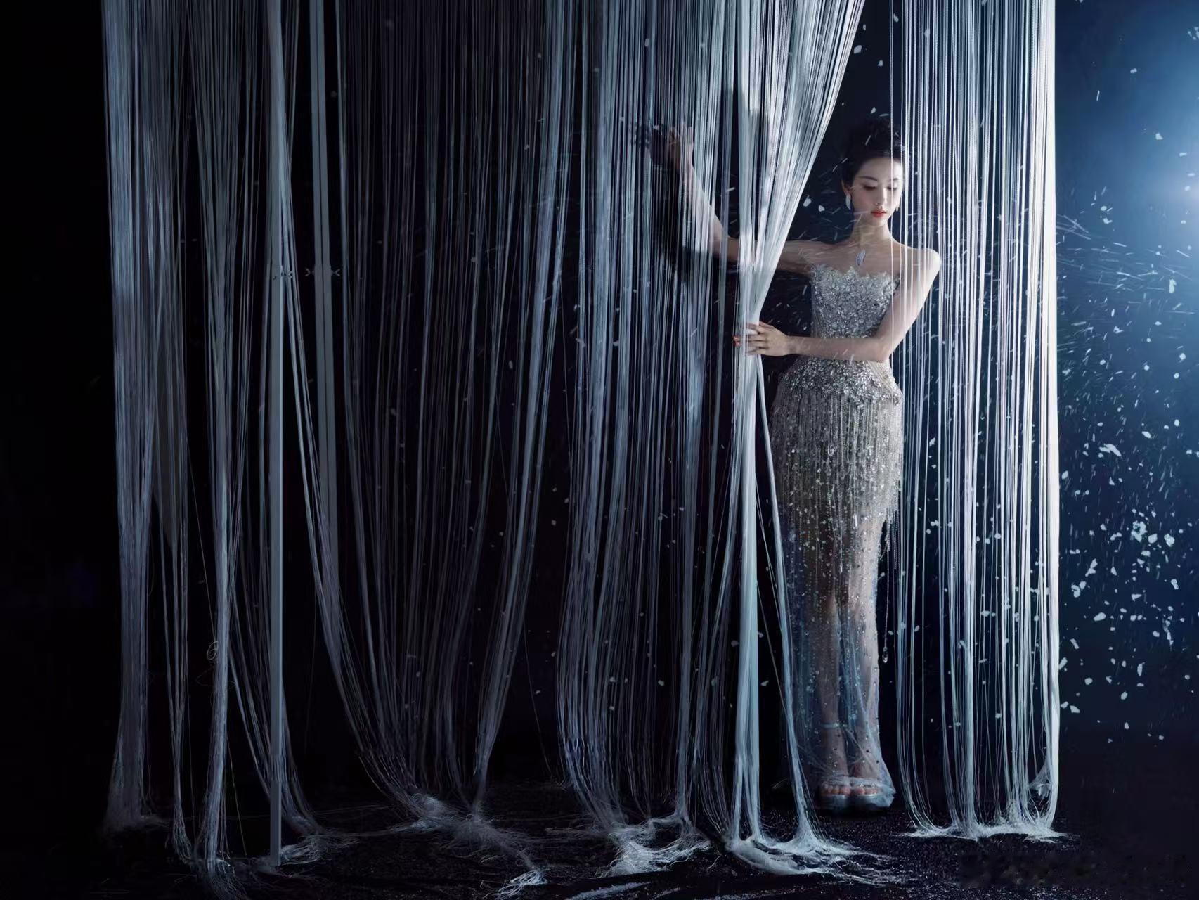 陈都灵银色流苏裙刷到陈都灵银色流苏裙的图，直接被美晕！清冷大小姐既视感拉满，这