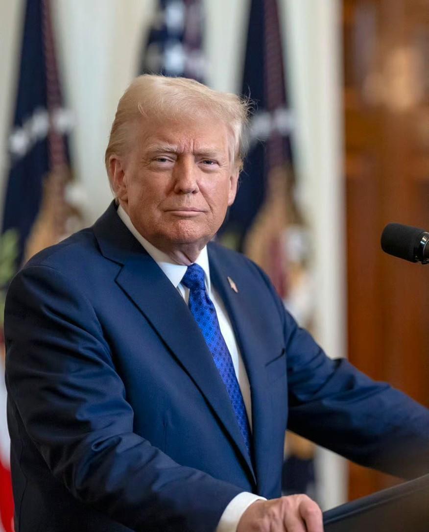 重磅消息！特朗普在最新的专访中直接向泽连斯基发出威胁！专访镜头里，特朗普手指