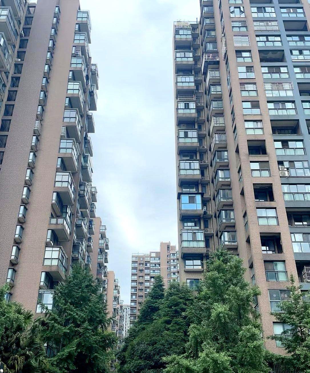 儿子盯了一套房子，八月的时候挂牌价130万，现在没几个月时间，房价就到105万了