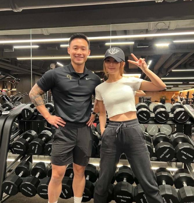 阿Sa官宣找了个健身男友，神似前夫郑中基。此男友为阿Sa健身教练林俊贤，据说俩