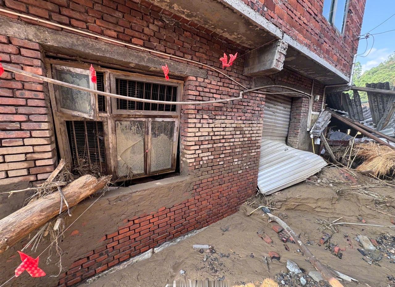 【永川暴雨村民称1个小时就淹没一楼，有农户十多亩大棚被淹】5月23日夜间至24日