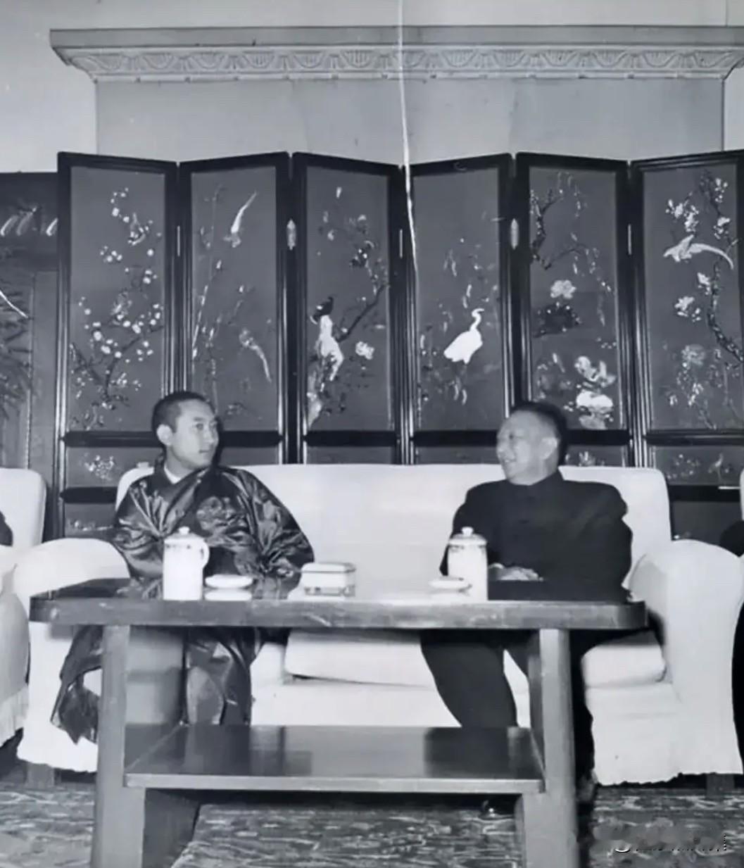 1959年12月，时任中共上海市委第一书记的柯庆施与全国人大常委会副委员长、西藏