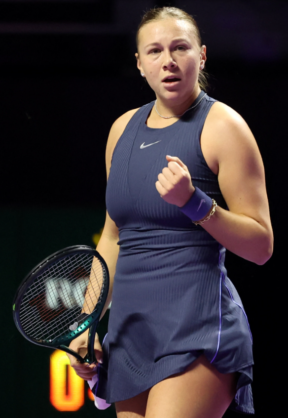 利雅得WTA年终总决赛，单打小威廉姆斯组最后一轮小组赛，4号种子阿尼西莫娃以6-