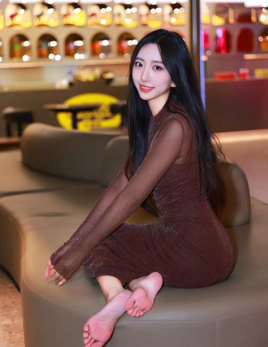 这姑娘坐在沙发上，看着挺美的。温柔沙发写真仰头舒展之美女侧倚美女