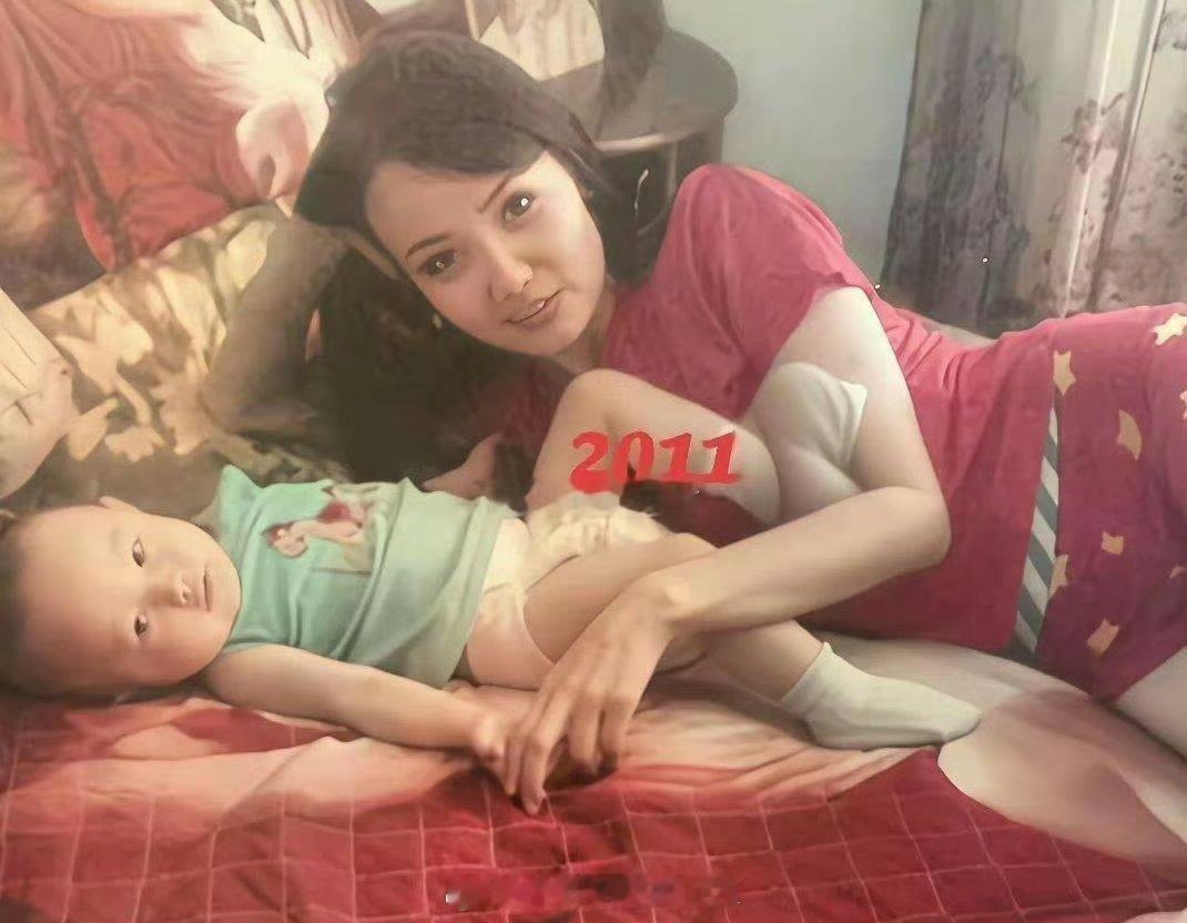 14年过去了，萌娃一夜之间长大了，妈妈的美貌却没什么变化。