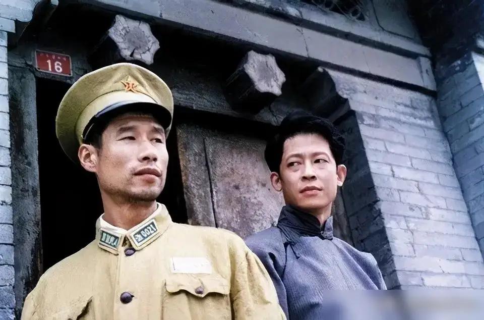 离谱！两代冯静波全是上海人，专演北京胡同教书先生端午档热映的《抓特务》追平