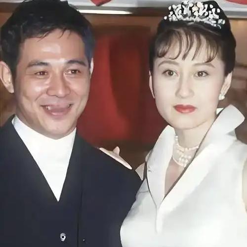 爱与不爱，一眼就看出来了。李连杰每次和利智站一块，都笑容满面，意气风发，像打