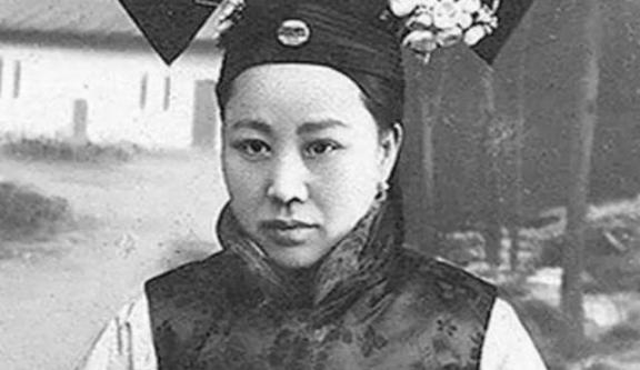 当溥仪的乳娘有2个规矩：一是喂奶，二是“毫无人性”！1908年，奶妈跟着溥仪一起