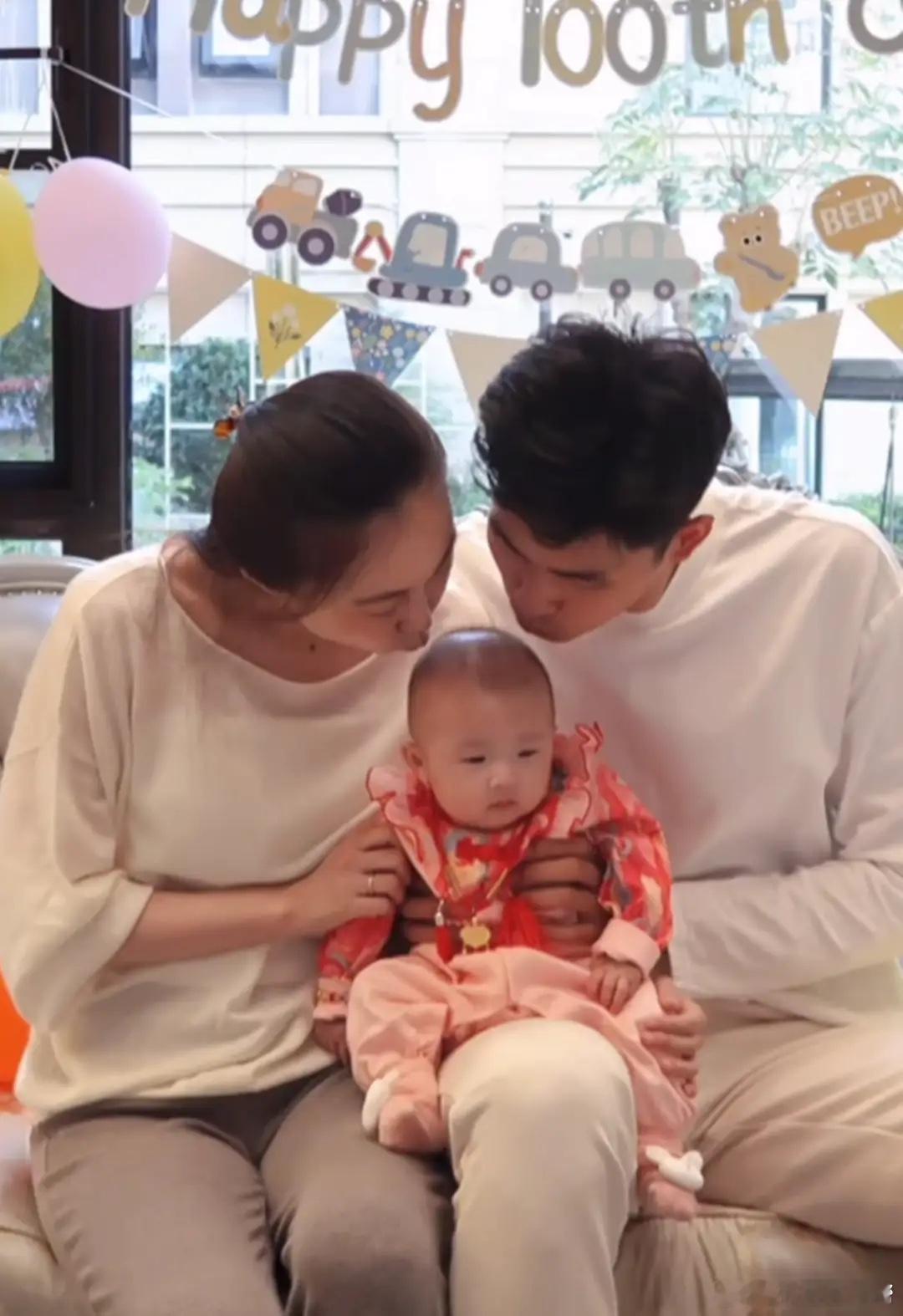 水亦诗晒全家福，女儿会坐了，戴着金锁金手镯，长得一点不像妈妈！