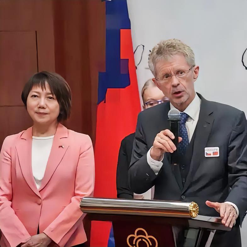 蛇鼠一窝，沆瀣一气，作妖不止！近日，“台独”分子、民进党籍“立委”范云在社交