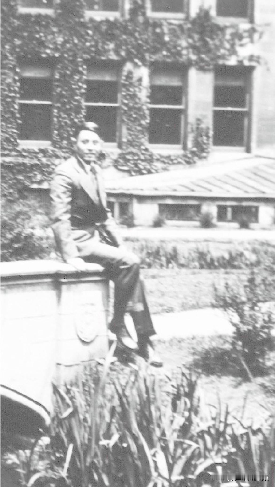 1925年前后，杨武之（杨振宁先生之父）于芝加哥大学留影，英俊帅气，自信昂扬。杨