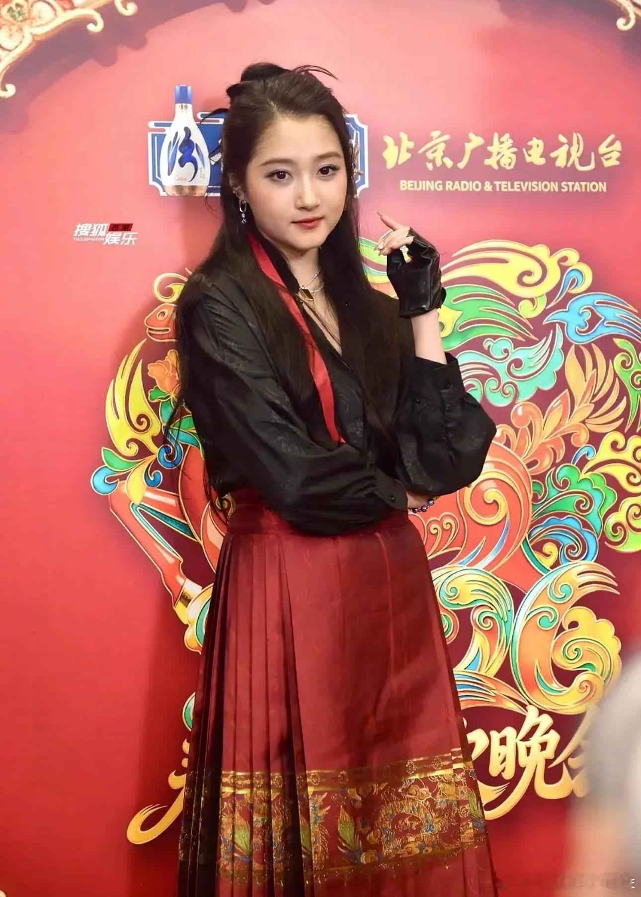 关晓彤的生图有感，她其实就是缺了下颌角，以前年轻的时候确实好美好有灵气，现在年纪