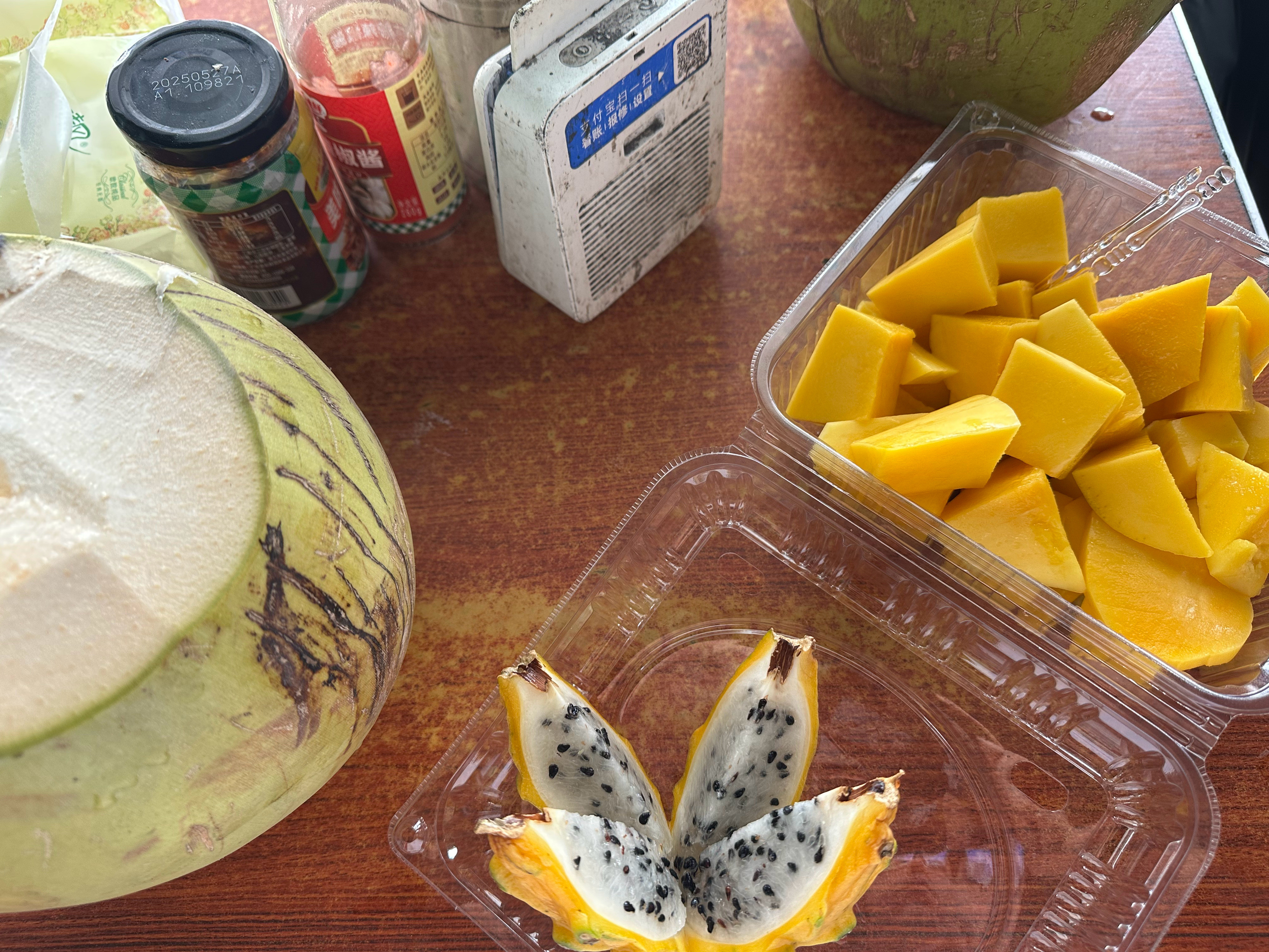 椰子不好吃，芒果有点酸，中间这个黄色小手雷味道不错，加甜版火龙果。然后！这碗菜市