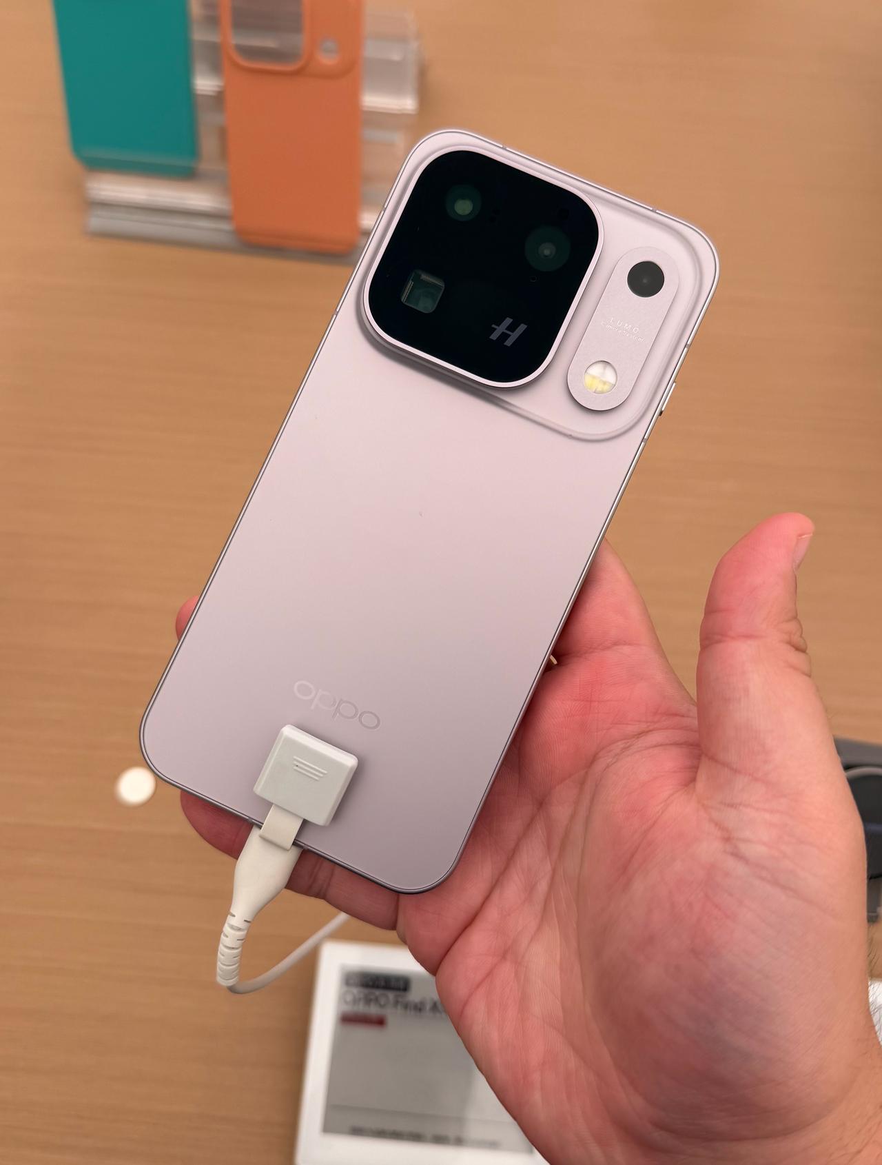 线下已经有FindX10Pro、ProMax真机了，钛色和白色都帅，屏幕边