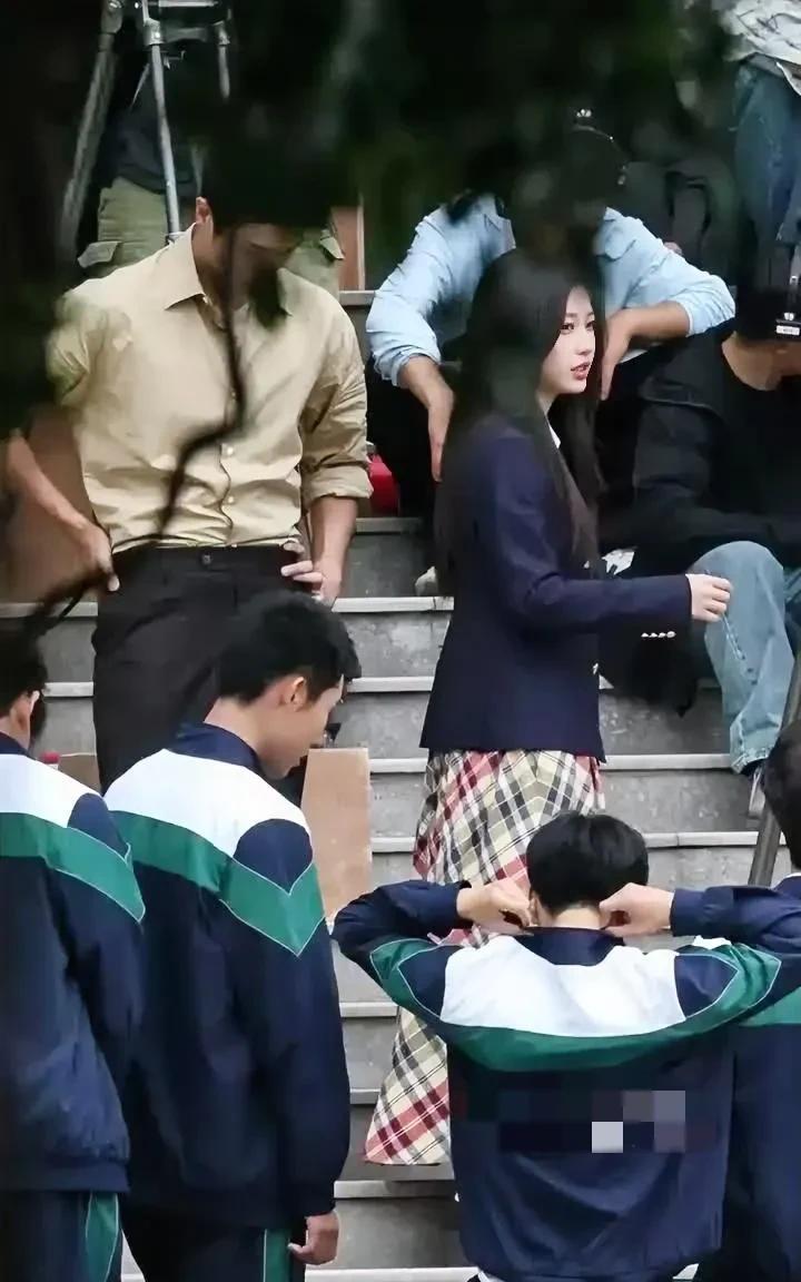 被虞书欣的制服路透美到尖叫！可飒可甜无缝切换，上一秒是气场拉满的高冷学姐，下一秒