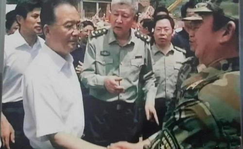 汶川大地震那年，站在温总理身后，这位身材高大的军官，是成都军区副司令员，范晓光中