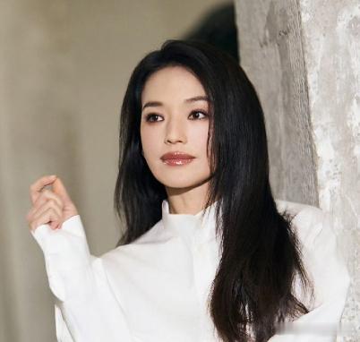 舒淇引发热议，原因是导演王晶爆料，舒淇曾签约一堆乱七八糟的合约，被柯俊雄强行加两