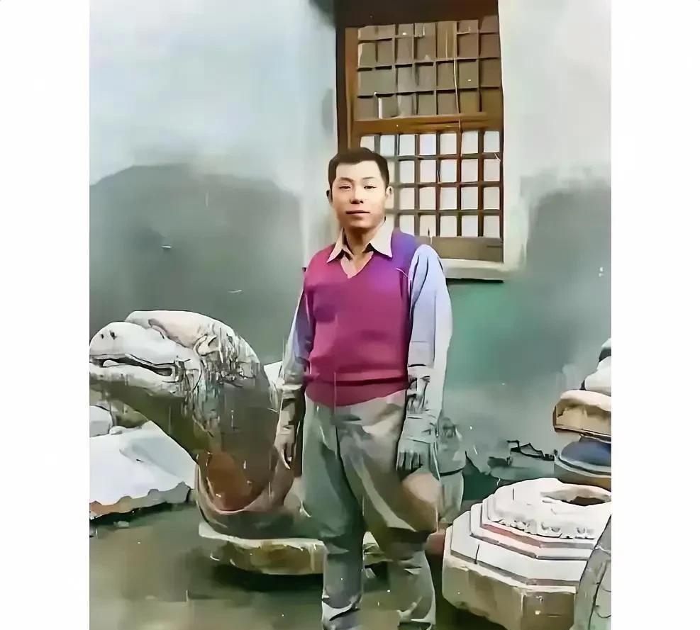这才是1935年他年轻时在西安的真实样貌，不是演员所扮演的角色！那时候的他穿搭时