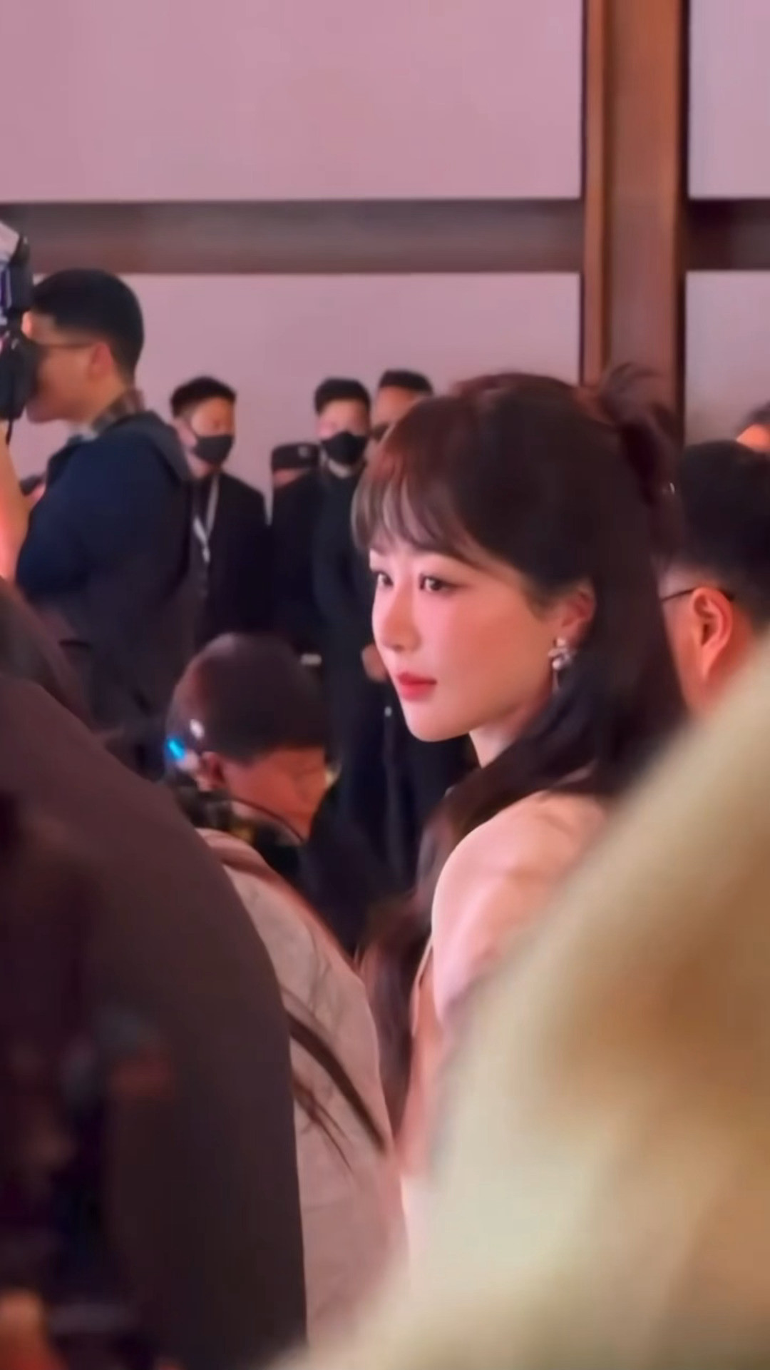 好漂亮哦紫妹！左边打完招呼右边又开始比心哈哈哈