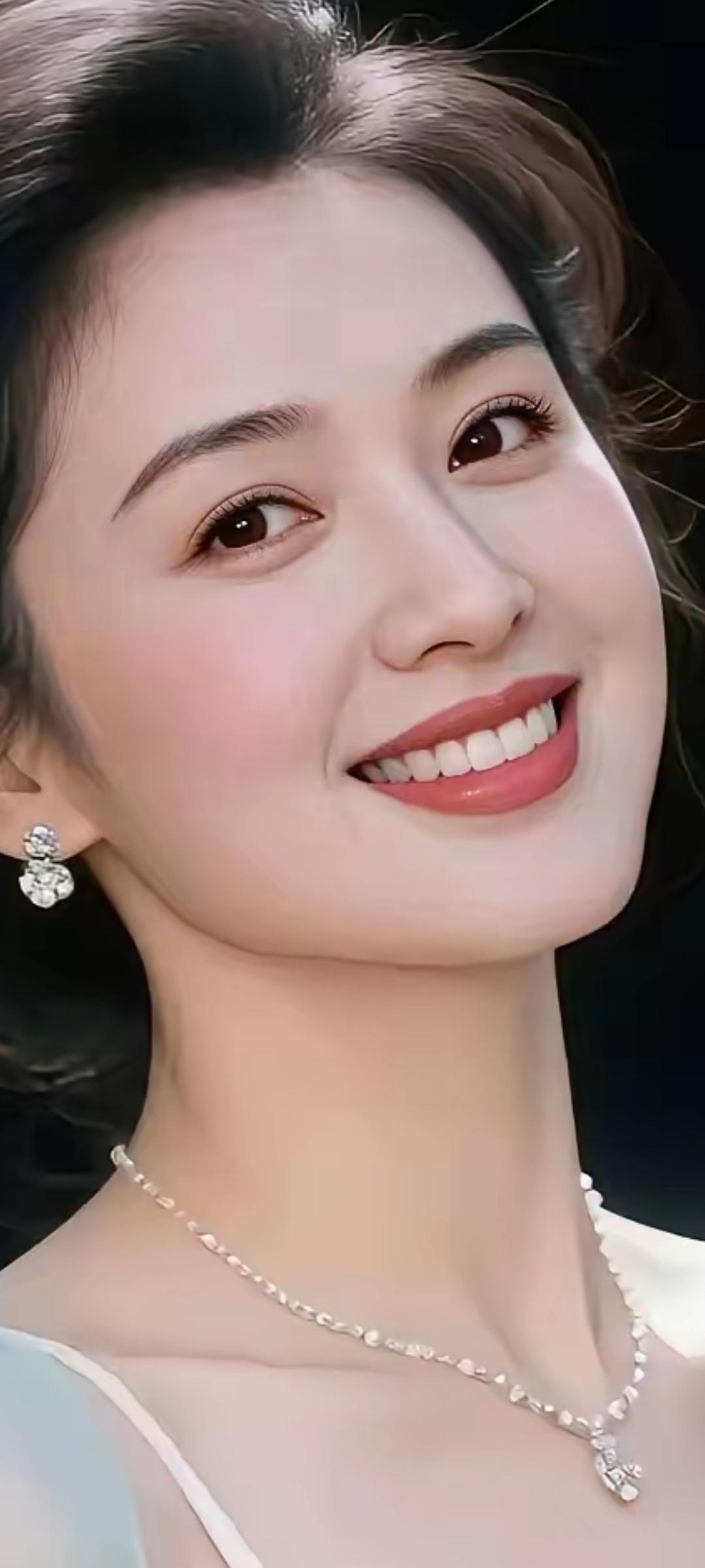 微笑的甜美瞬间，闪耀的珠宝与优雅的耳环相得益彰。