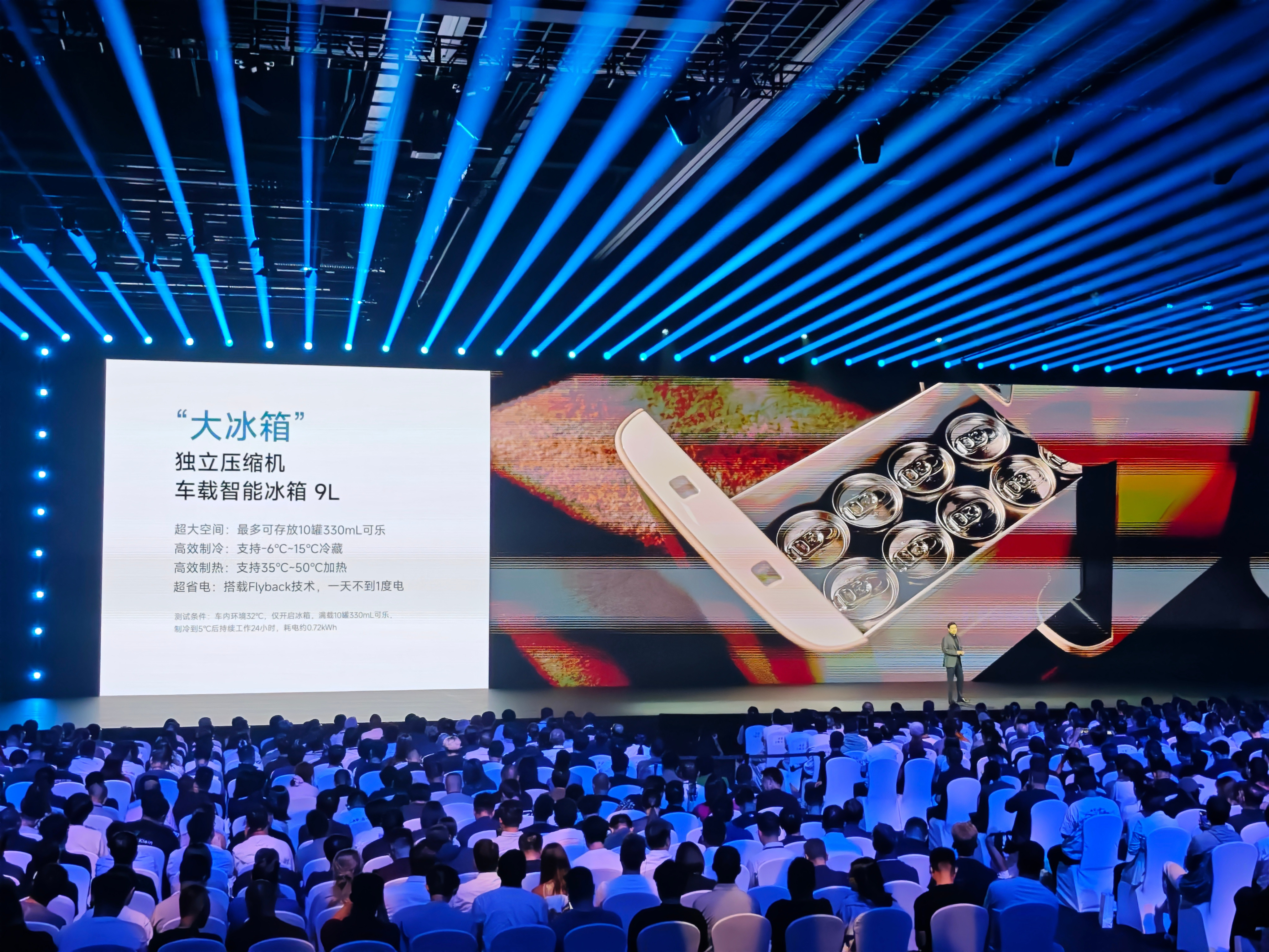 小米澎程N70，在空间方面，直接碾压同级别其他车型，这后排空间，太太太太宽敞了