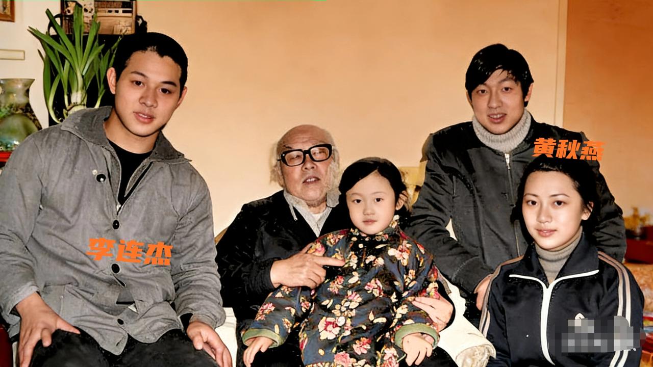 80年代，李连杰和前妻黄秋燕，以及亲属朋友，一张温馨的合影，那时候的两人都非常年