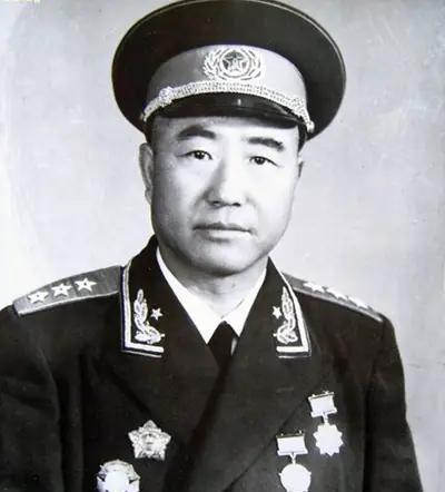 1955年，董其武跪在毛主席面前，泪流满面，他接过上将军衔那一刻，全场静得只能听
